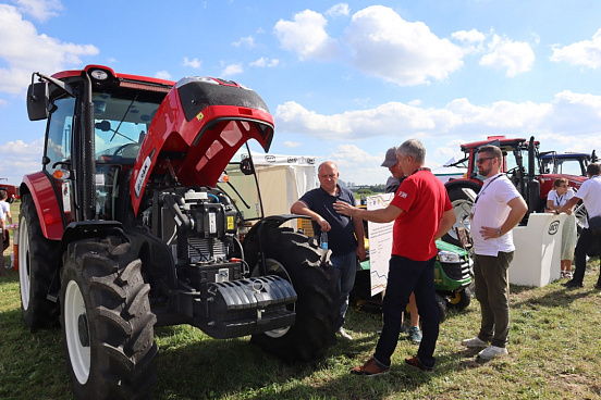 АСТ впервые представила сельхозтехнику в Ленинградской области